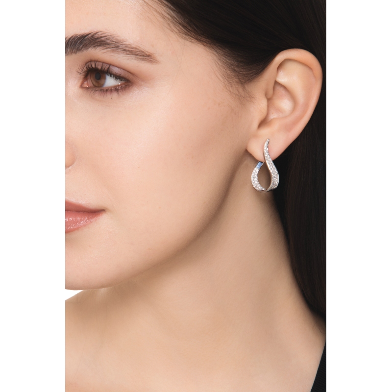 Pendientes de gota sinuosa en oro blanco 18k con diamantes