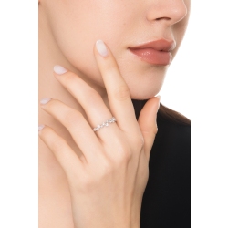 Anillo diseño floral con diamantes oro blanco 18k 2