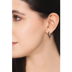 Pendiente mono aro en oro blanco 18k con diamantes negros y puntas brunidas 2