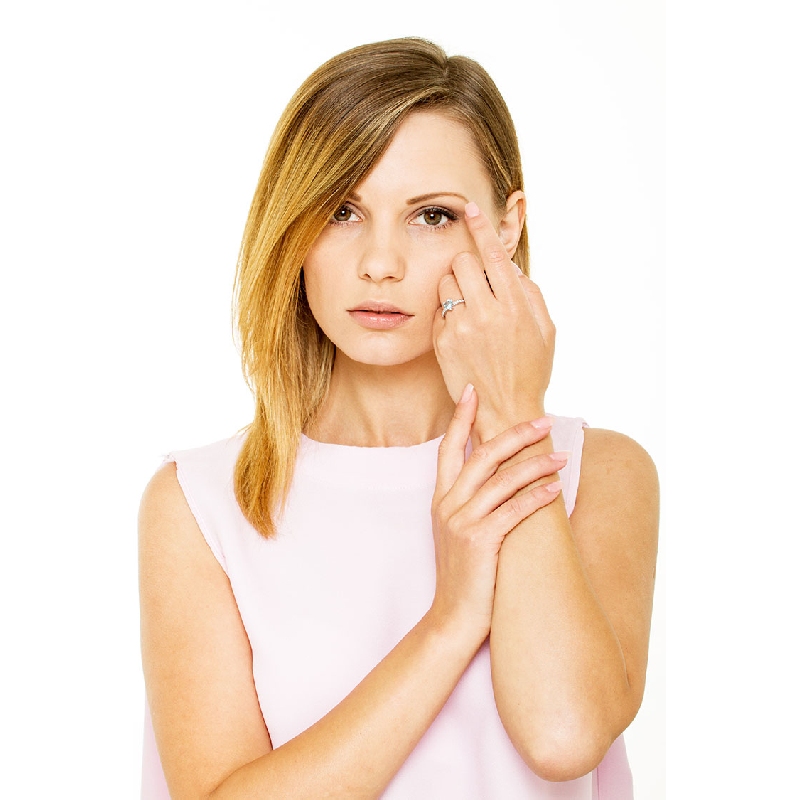Anillo de mujer en oro blanco 18k con aguamarina en forma de corazón y diamantes Anillo de mujer en oro blanco 18k con aguamarina en forma de corazón y diamantes