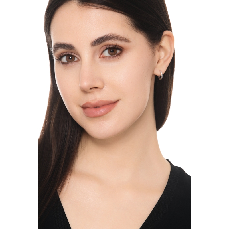 Pendiente mono aro en oro blanco de 18 quilates con diamantes