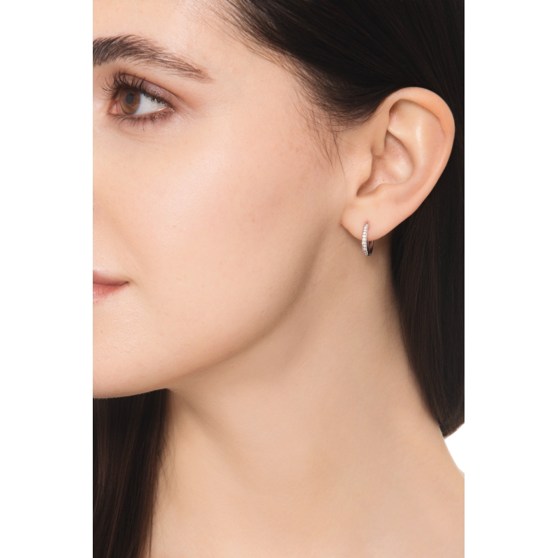 Pendiente mono aro en oro blanco de 18 quilates con diamantes