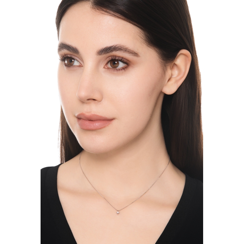 Collar en oro blanco 18k engastado un diamante 