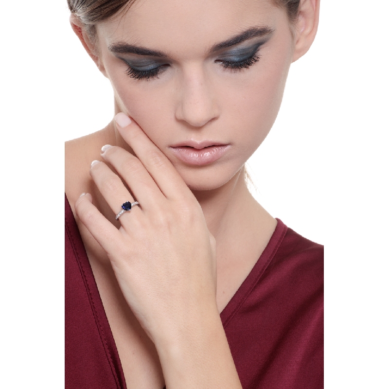 Anillo en oro blanco de 18k con zafiro azul en forma de corazón y diamantes Anillo en oro blanco de 18k con zafiro azul en forma de corazón y diamantes