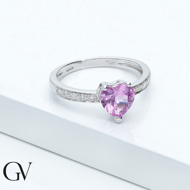 Anillo en oro blanco de 18k con un zafiro rosa en forma de corazón y diamantes Anillo en oro blanco de 18k con un zafiro rosa en forma de corazón y diamantes