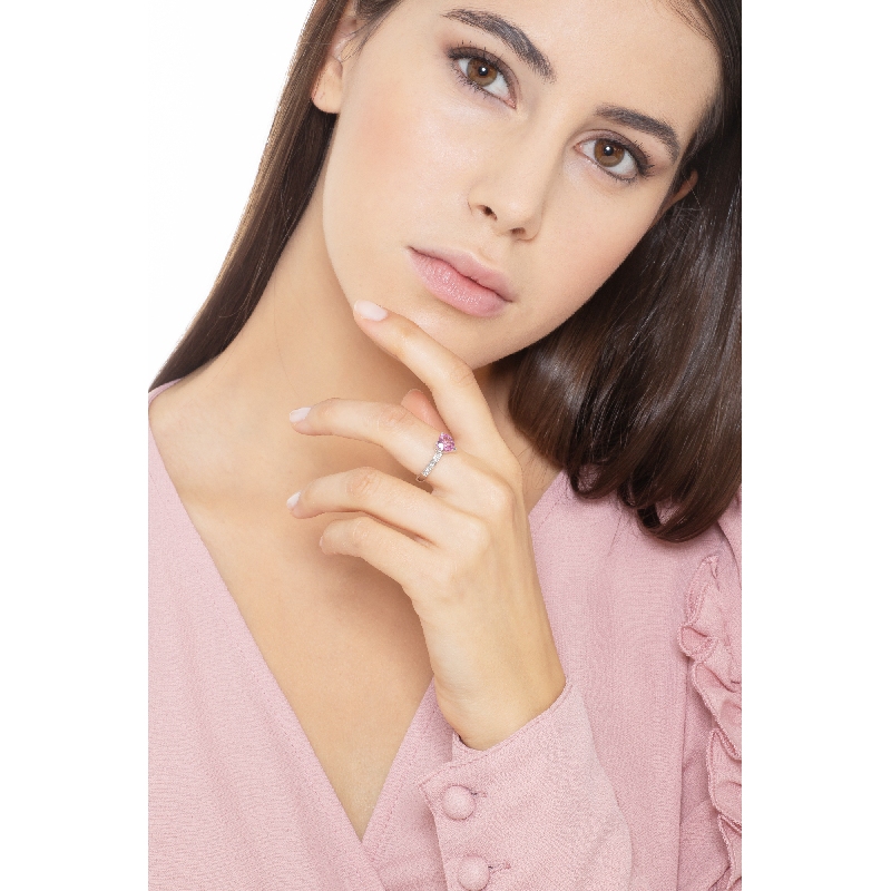 Anillo en oro blanco de 18k con un zafiro rosa en forma de corazón y diamantes Anillo en oro blanco de 18k con un zafiro rosa en forma de corazón y diamantes