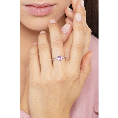 Anillo en oro blanco de 18k con un zafiro rosa en forma de corazón y diamantes