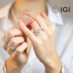 Anillo Oro Blanco 18k con diamantes naturales certificados IGI 0.50 CT