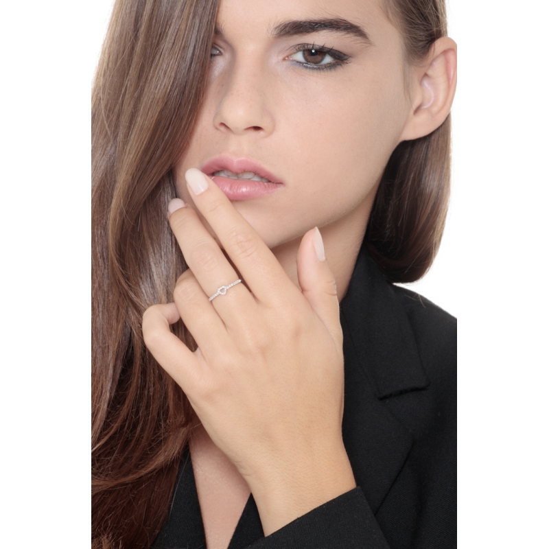 Anillo romántico de oro blanco 18k con diamantes