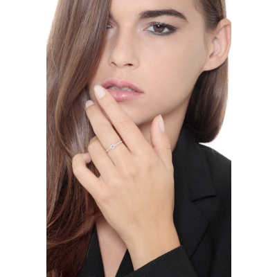 Anillo romántico de oro blanco 18k con diamantes