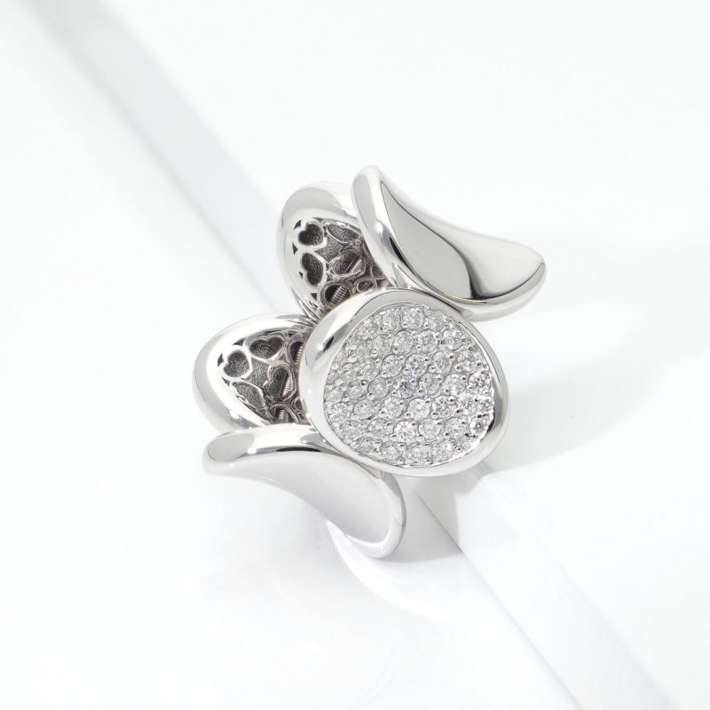 Anillo Oro Blanco 18k con placas ovales y diamantes brillantes