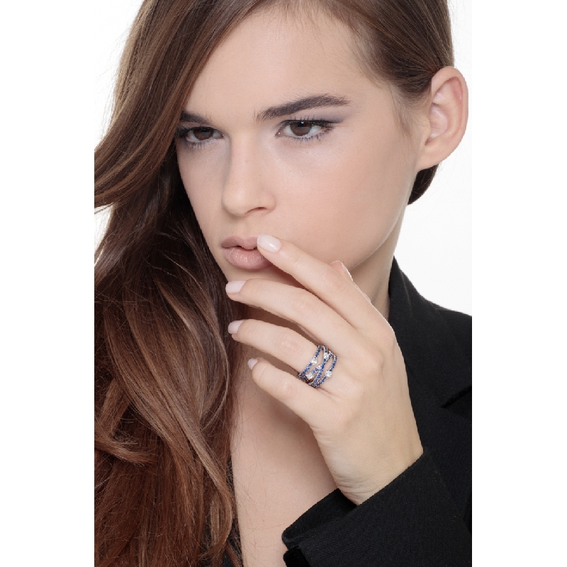 Anillo en oro blanco de 18k con bandas en zafiros azules y diamantes Anillo en oro blanco de 18k con bandas en zafiros azules y diamantes