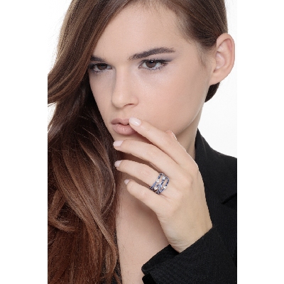 Anillo en oro blanco de 18k con bandas en zafiros azules y diamantes