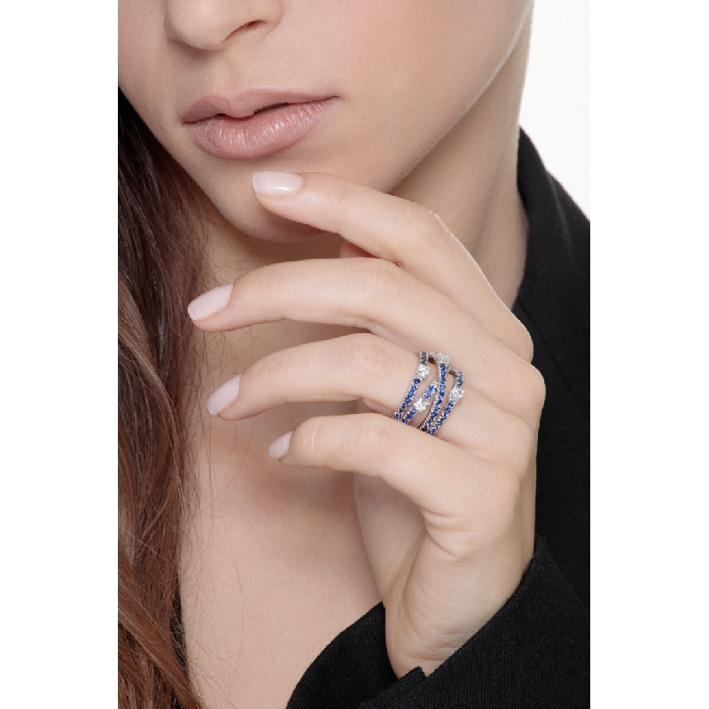 Anillo en oro blanco de 18k con bandas en zafiros azules y diamantes Anillo en oro blanco de 18k con bandas en zafiros azules y diamantes