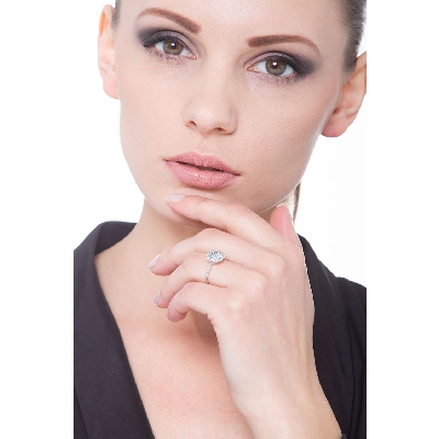 Anillo contorno en oro blanco de 18 quilates con aguamarina