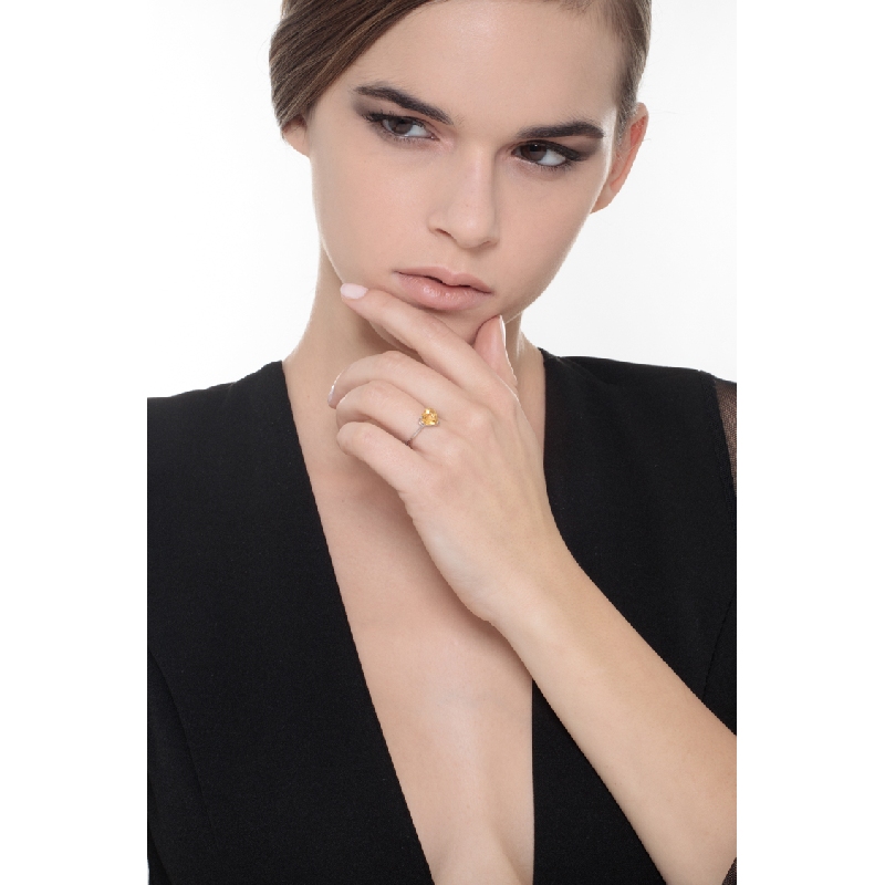 Anillo romántico en oro blanco 18k con un citrino  Anillo romántico en oro blanco 18k con un citrino