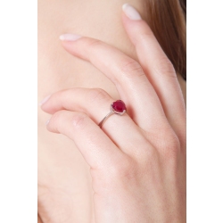 Anillo romántico en oro blanco 18k con un rubí 2