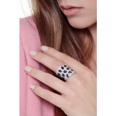 Anillo banda mujer en oro blanco 18k con zafiros azules y pavé de diamantes 