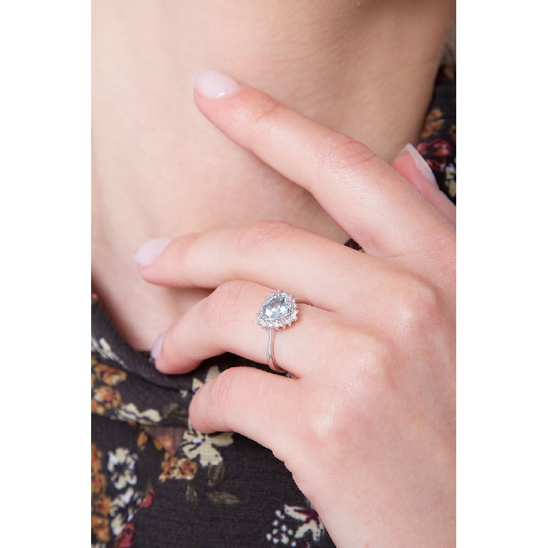 Anillo de oro blanco de 18 quilates con aguamarina Anillo de oro blanco de 18 quilates con aguamarina