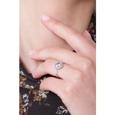 Anillo de oro blanco de 18 quilates con aguamarina