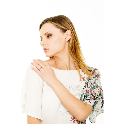 Anillo banda en oro blanco 18k con diamantes y zafiros