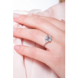 Anillo en oro blanco 18k con aguamarina y diamantes laterales 2