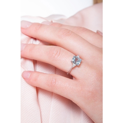 Anillo en oro blanco 18k con aguamarina y diamantes laterales