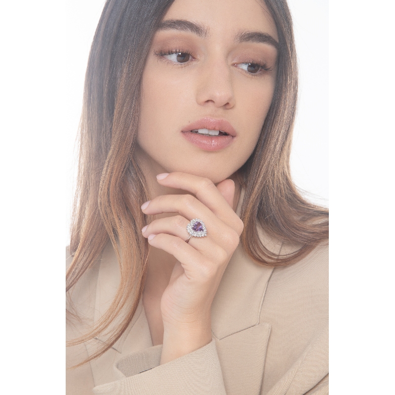 Anillo en oro blanco de 18k con amatista talla corazón Anillo en oro blanco de 18k con amatista talla corazón