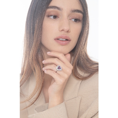 Anillo en oro blanco de 18k con amatista talla corazón