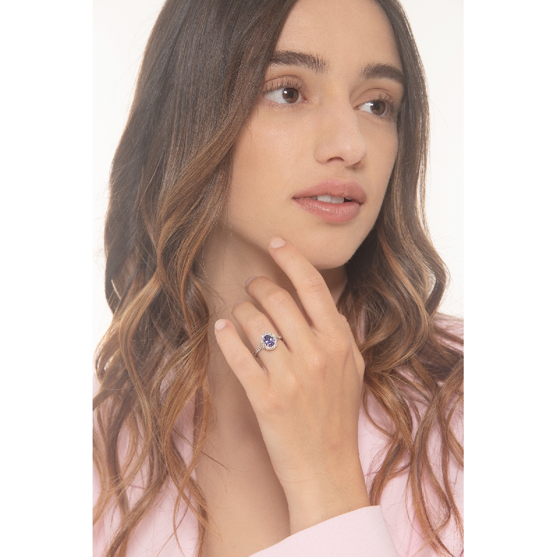 Anillo halo en oro blanco 18 quilates con tanzanita ovalada