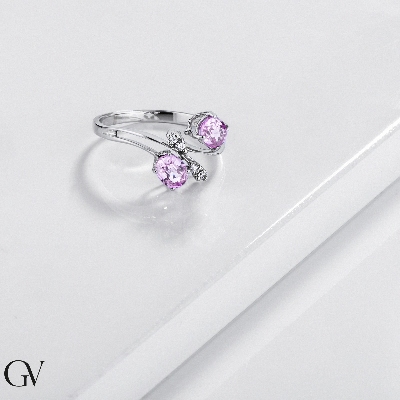 Anillo en oro blanco 18k con zafiros rosas