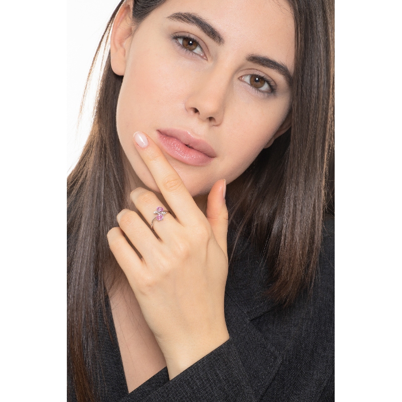 Anillo en oro blanco 18k con zafiros rosas