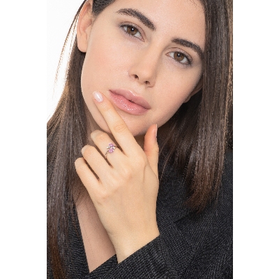 Anillo en oro blanco 18k con zafiros rosas