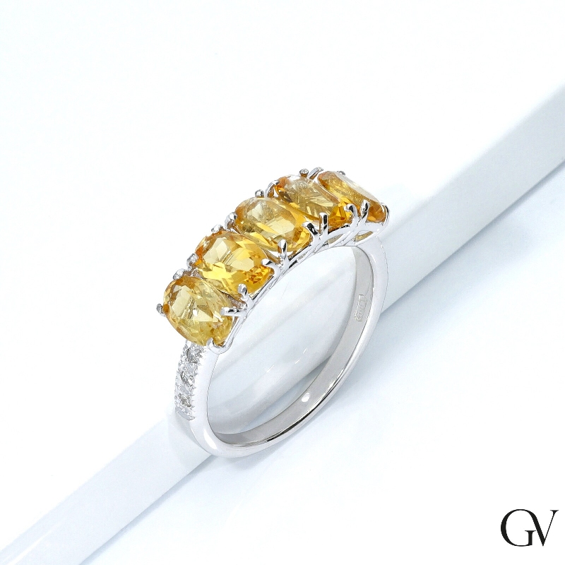 Anillo de oro blanco de 18k con un diamante y 5 citrinos Anillo de oro blanco de 18k con un diamante y 5 citrinos