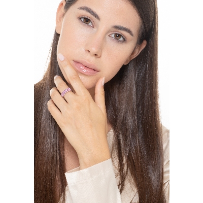 Anillo de oro blanco de 18k con diamantes y zafiros rosas