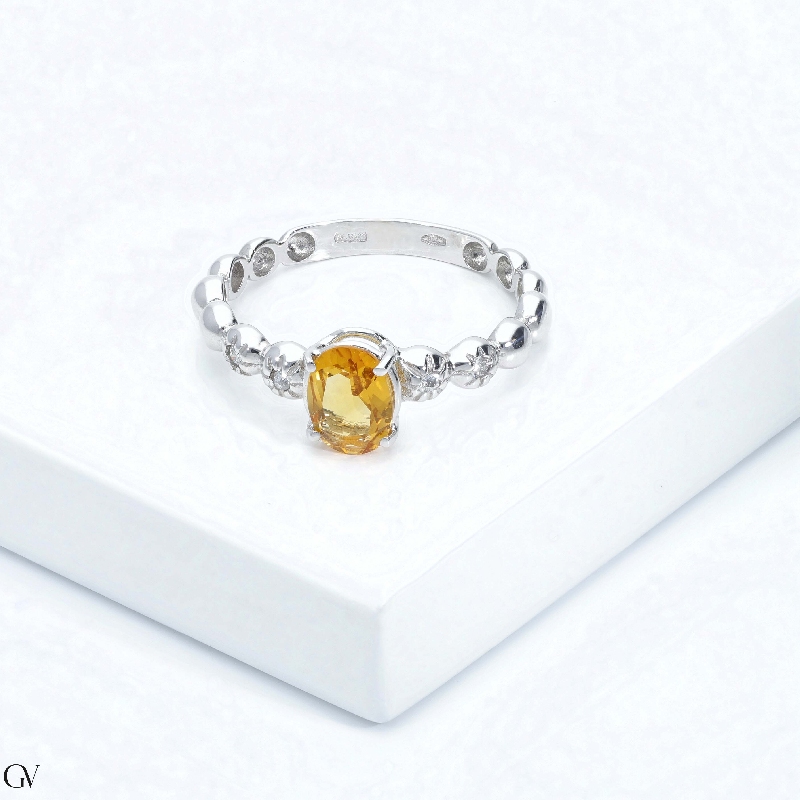 Anillo en oro blanco de 18 quilates con un citrino y 2 diamantes Anillo en oro blanco de 18 quilates con un citrino y 2 diamantes