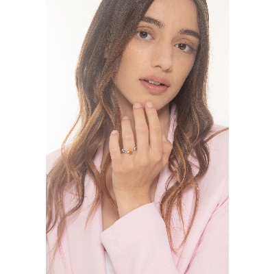 Anillo en oro blanco de 18 quilates con un citrino y 2 diamantes