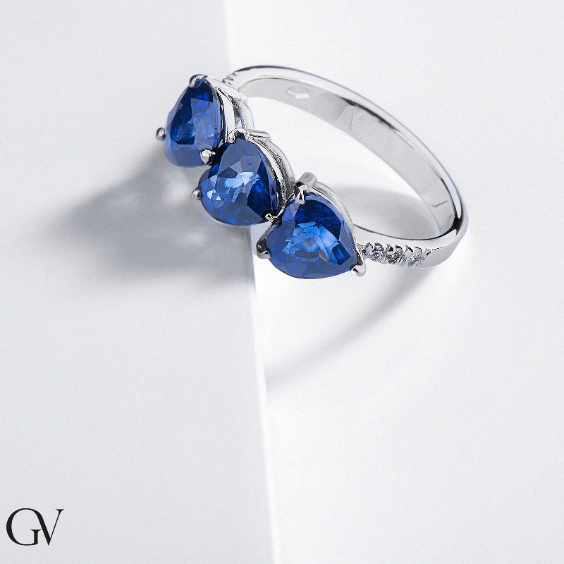 Anillo en oro blanco de 18k con zafiro azul Anillo en oro blanco de 18k con zafiro azul