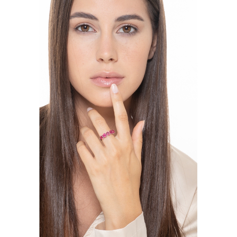 Anillo oro blanco de 18 quilates con cinco rubíes talla corazón 