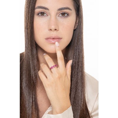 Anillo oro blanco de 18 quilates con cinco rubíes talla corazón 