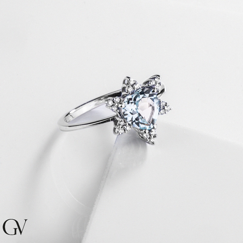 Anillo en oro blanco de 18k con aguamarina corazón Anillo en oro blanco de 18k con aguamarina corazón