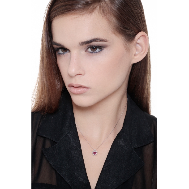 Collar de oro blanco de 18K con rubí  Collar de oro blanco de 18K con rubí