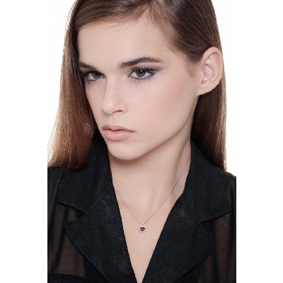 Collar de oro blanco de 18K con rubí 