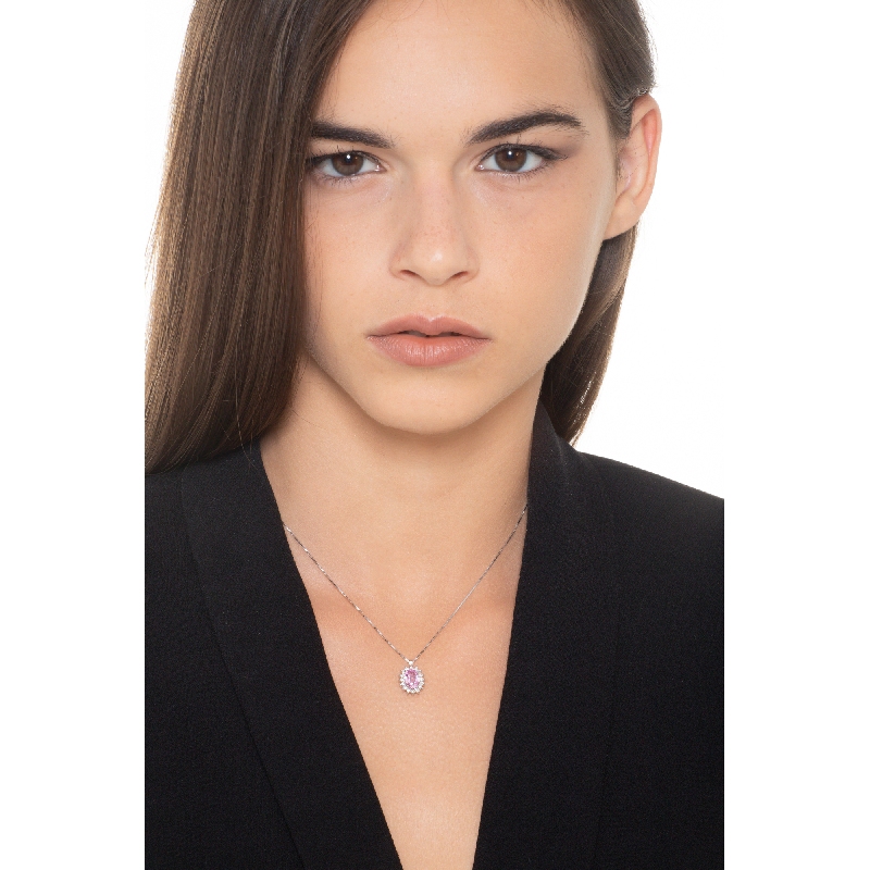Colgante halo en oro blanco de 18 quilates con zafiro rosa ovalado y diamantes Colgante halo en oro blanco de 18 quilates con zafiro rosa ovalado y diamantes