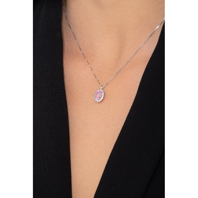 Colgante halo en oro blanco de 18 quilates con zafiro rosa ovalado y diamantes Colgante halo en oro blanco de 18 quilates con zafiro rosa ovalado y diamantes