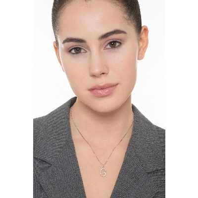 Collar con letra G en oro blanco de 18k con diamantes