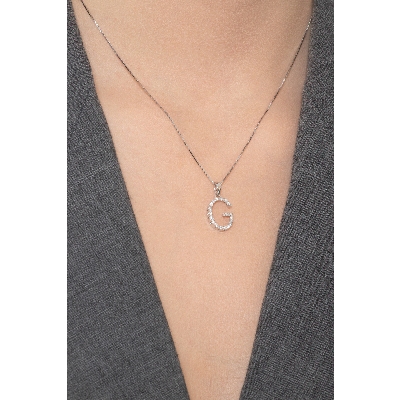 Collar con letra G en oro blanco de 18k con diamantes