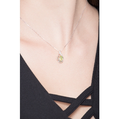 Collar de mujer en oro blanco 18k con peridoto y diamantes