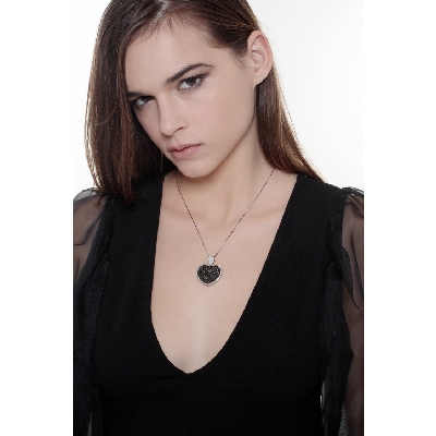 Collar en Oro Blanco 18k Corazón de Diamantes Negros y Blancos
