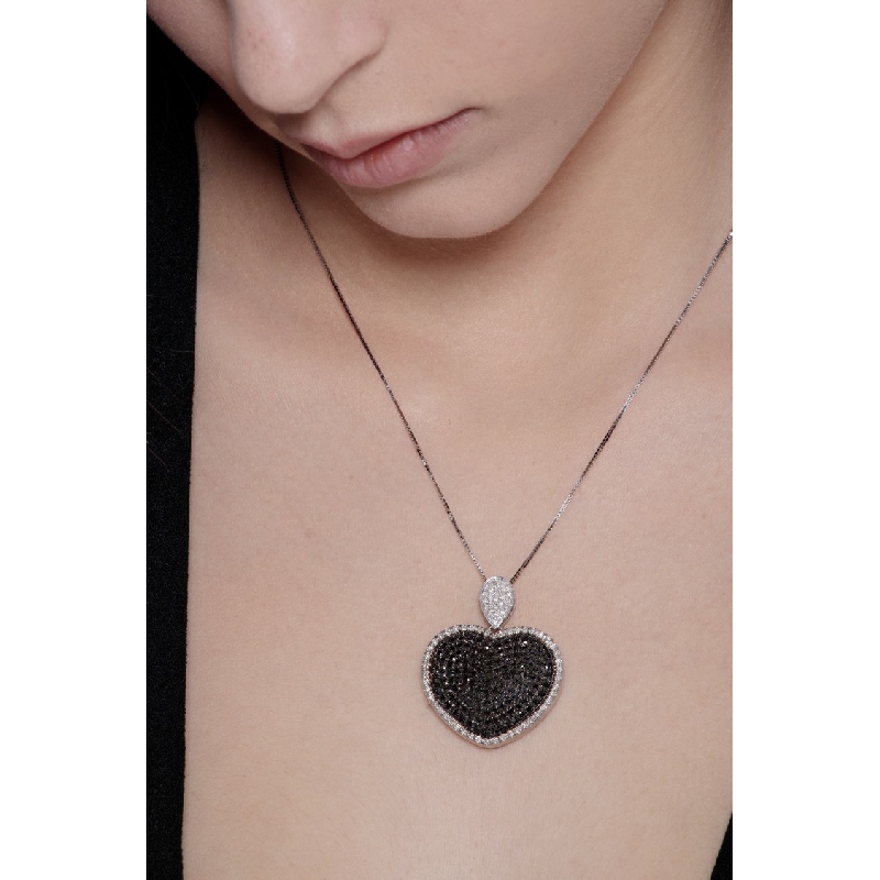 Collar en Oro Blanco 18k Corazón de Diamantes Negros y Blancos
